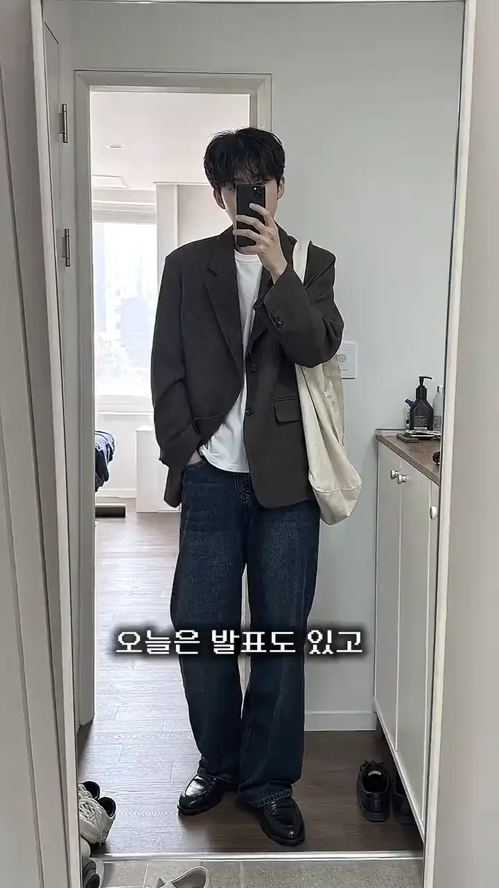 블레이저와 청바지를 입은 남성의 데일리룩 세로형 릴스