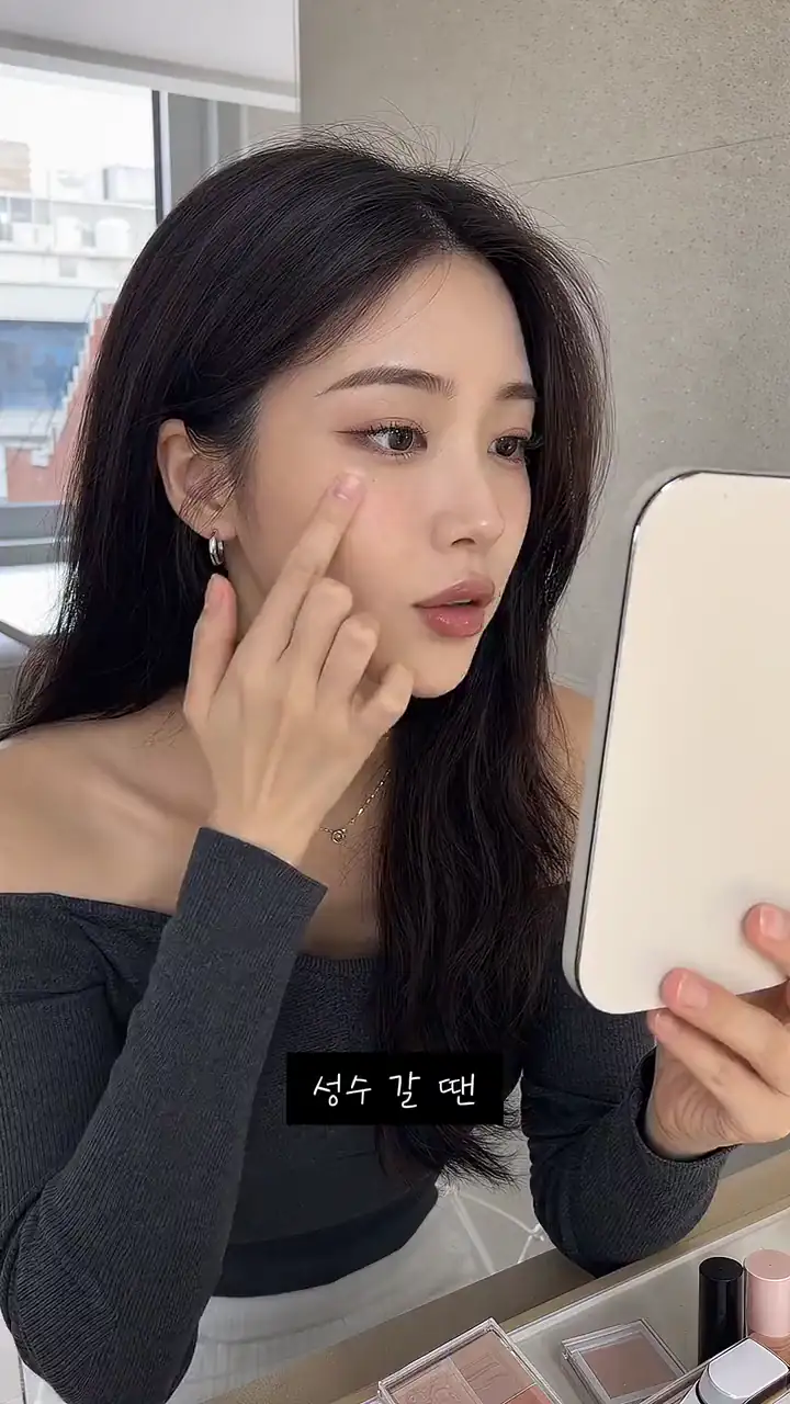 메이크업을 확인한 뒤 성수 거리에서 아우터 룩을 보여주는 세로형 릴스