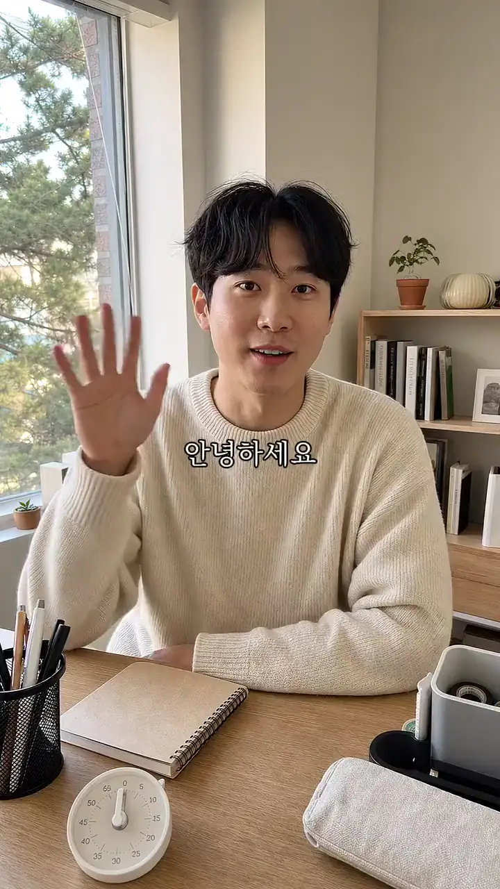 카메라를 보며 말하는 정보형 릴스의 마케팅용 샘플
